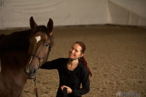 Vox Pferdeprofi Sandra Schneider kuschelt mit Pferd