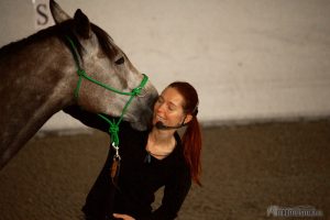 Vox Pferdeprofi Sandra Schneider kuschelt mit Pferd