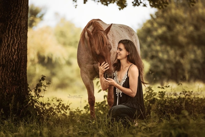 Carey und Petra unter einem Baum