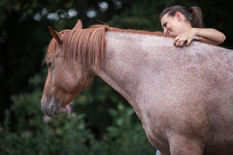 Petra streichelt Carey am Hals