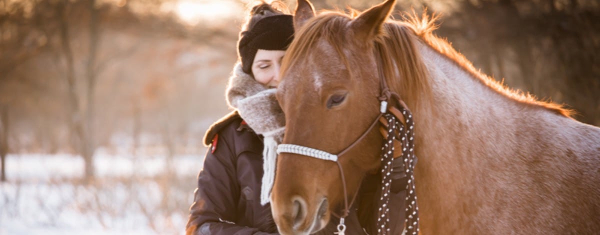 Petra und Carey im Winter stehen am Kopf nah beieinander