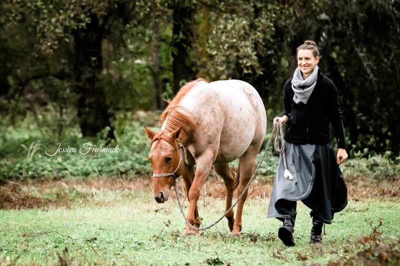 Petra mit Carey auf der Weide