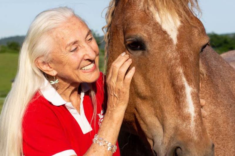 Linda Tellington streichelt Pferd im Gesicht