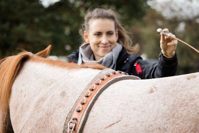 Petra steht hinter Carey, Carey mit Bauchgurt