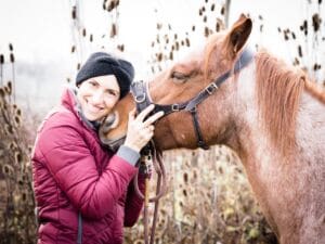 Petra und Carey kuscheln mit Kappzaum