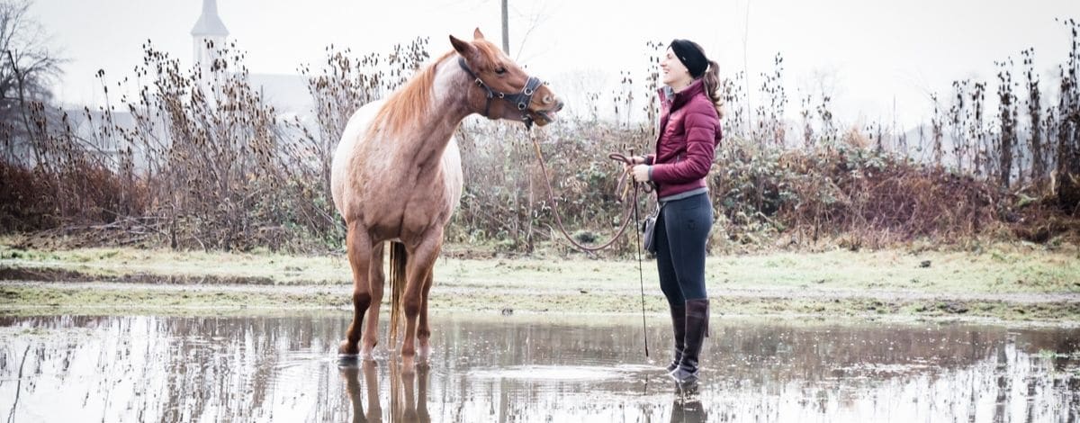 Petra und Carey stehen im Wasser