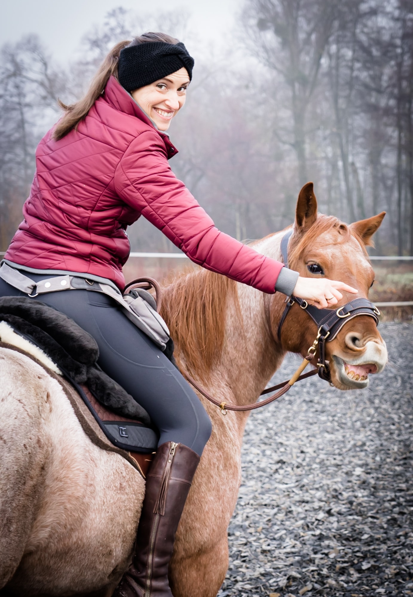 Petra Carey reitend Hochkant