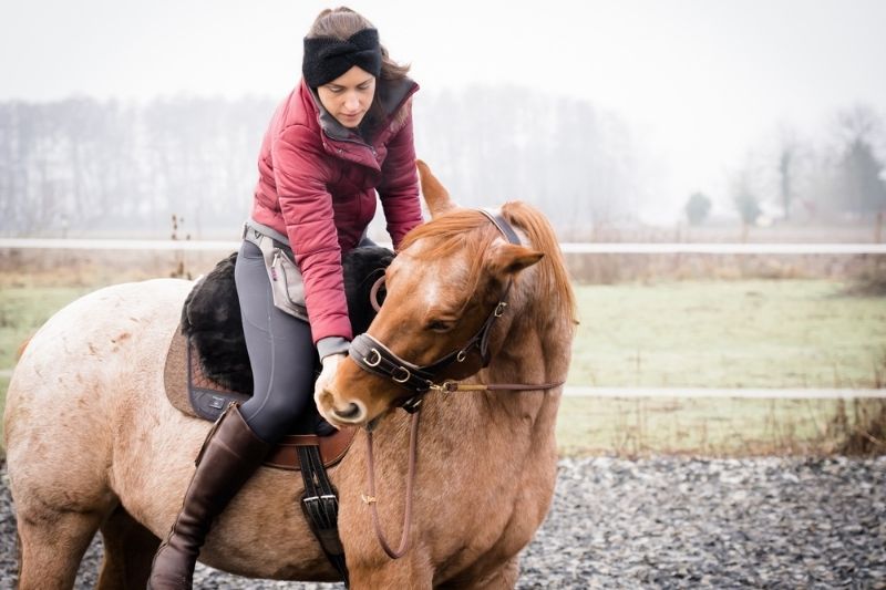 Petra reitet auf Carey