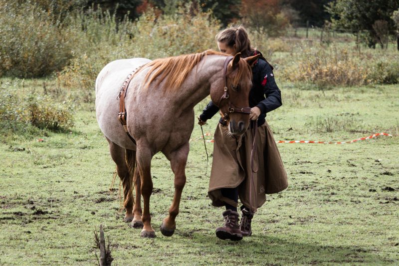Carey und Petra bei der Bodenarbeit