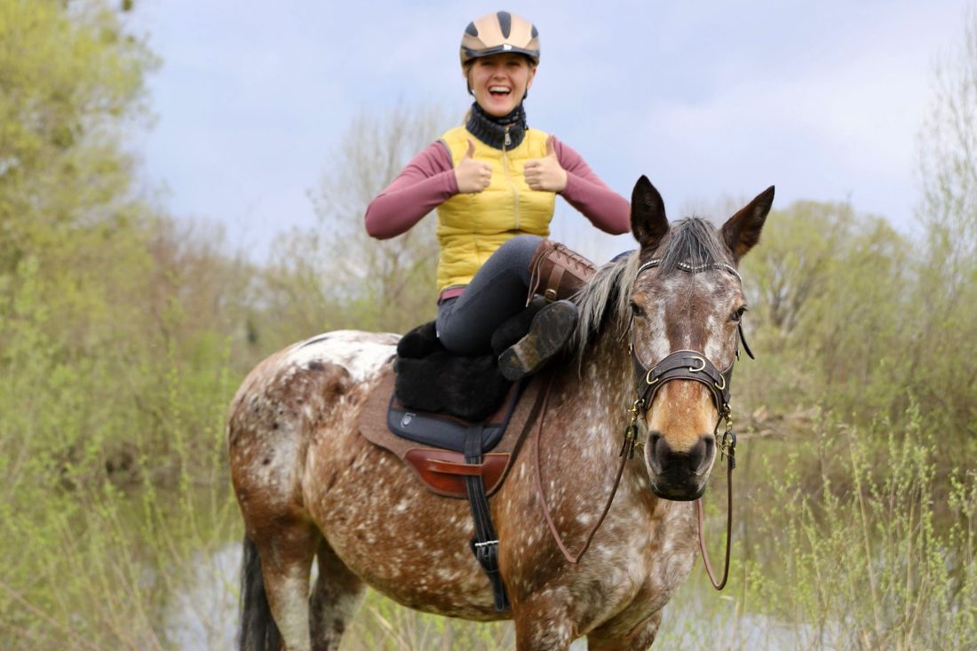 Hero auf Selma im Schneidersitz Reiten