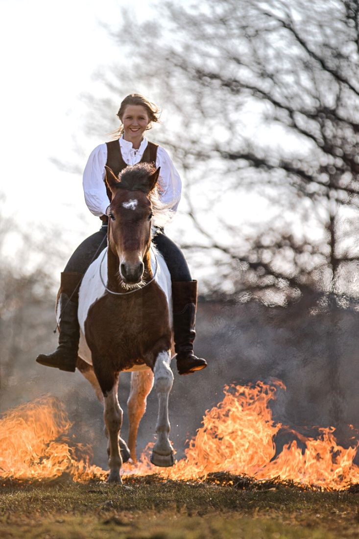 HEro reitet auf Omen durchs FEuer hochkant