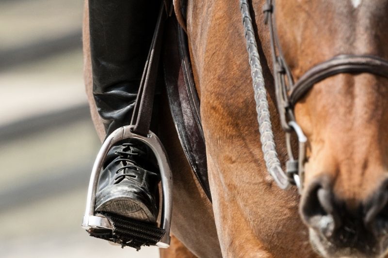 Reitstiefel in einem Steigbügel Reiten