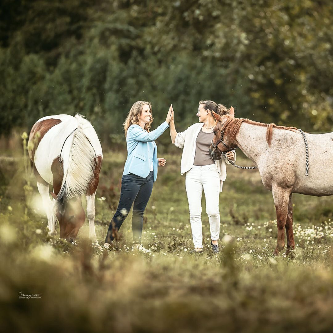 Petra und Hero High Five