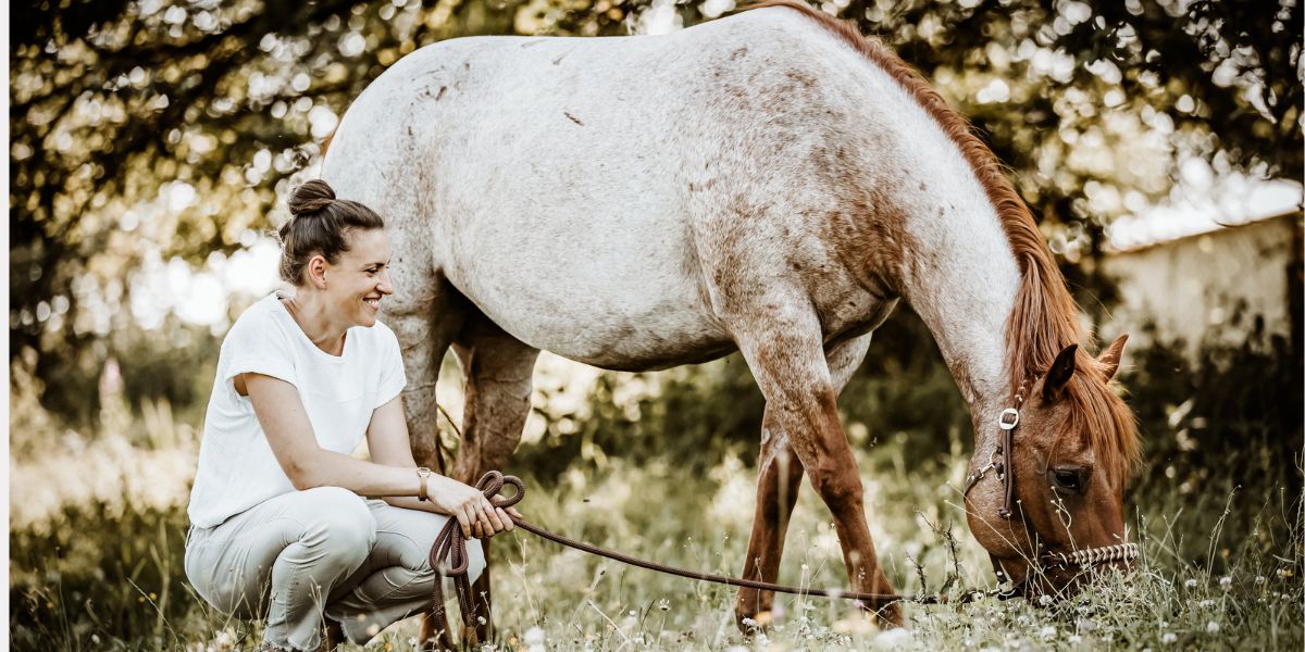 Nervöses Pferd ruhig bekommen – Verblüffende Tipps für mehr Gelassenheit 3 Petra und Carey - Querformat - BLOG - Sommer Wiese