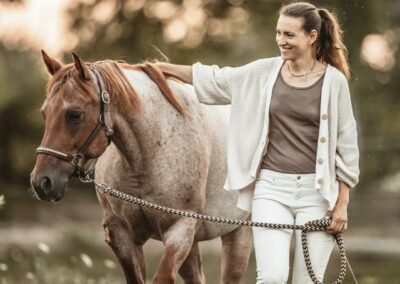 Petra und Carey beim Spazierengehen - Anzeichen, dass mein Pferd mich mag
